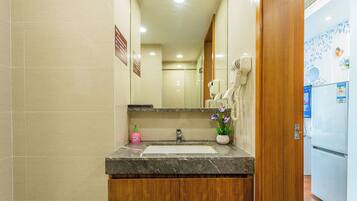 Superior-Einzelzimmer, Balkon | Badezimmer