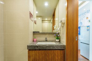 Superior Single Room, Balcony | Bathroom | Shower, hair dryer, slippers, towels - TUXI INTERNATIONAL APARTMENT (Guangzhou)