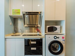 セーフティボックス (室内)、遮光カーテン、防音設備、アイロン / アイロン台