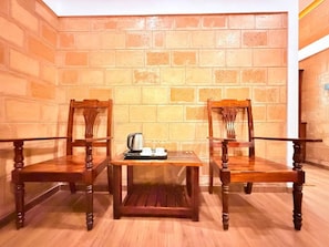 Habitación doble Deluxe, balcón | Escritorio y wifi gratis