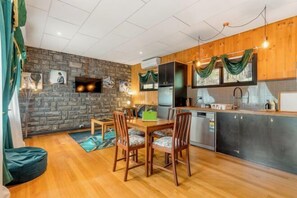 Room - Sun-Kissed Forest Garden (Emerald)