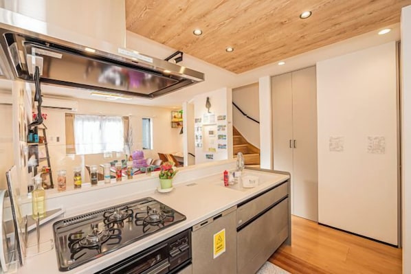 Private kitchen - 5-min to Edogawa / 3-story villa / 3 rooms, 1 bath (Tokyo)