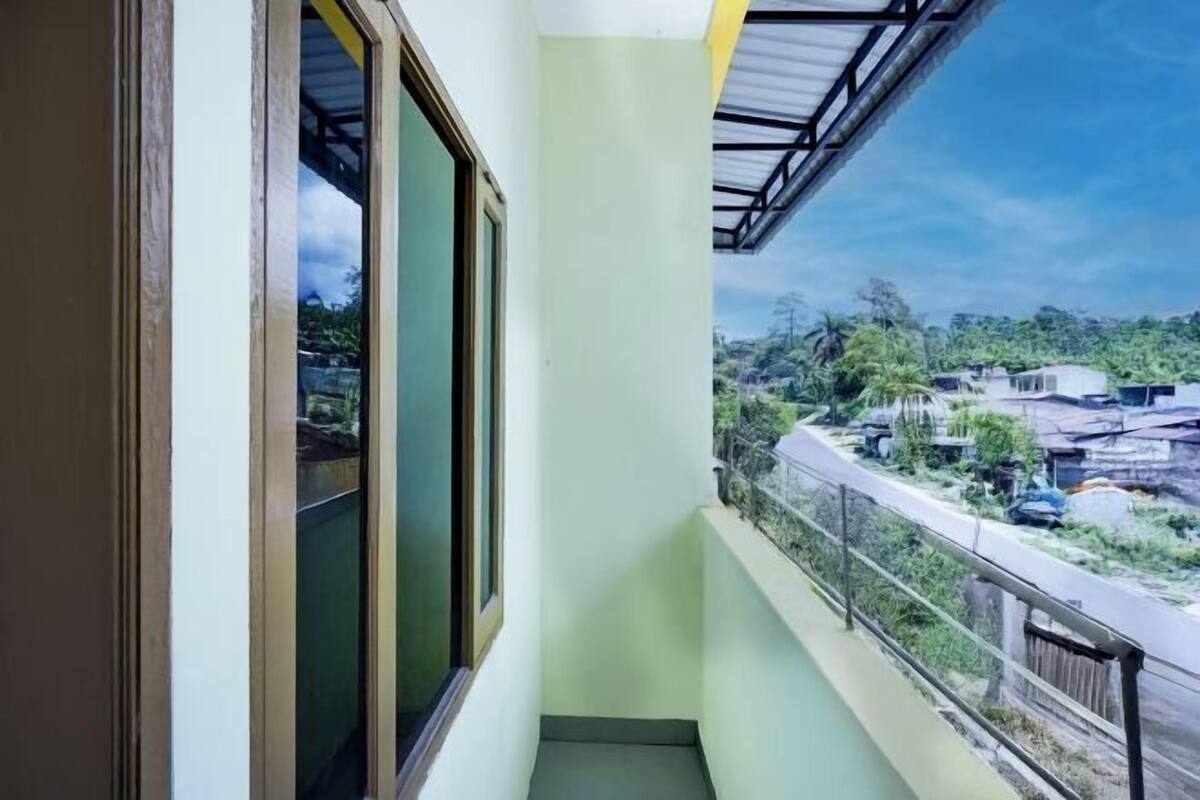 Ein Balkon mit Blick auf ein Wohngebiet und eine Straße.