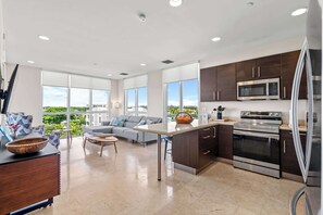 Coffee/tea maker, fridge, microwave, oven - Luxurious Penthouse Near Beach with Sunset Views (Deerfield Beach)
