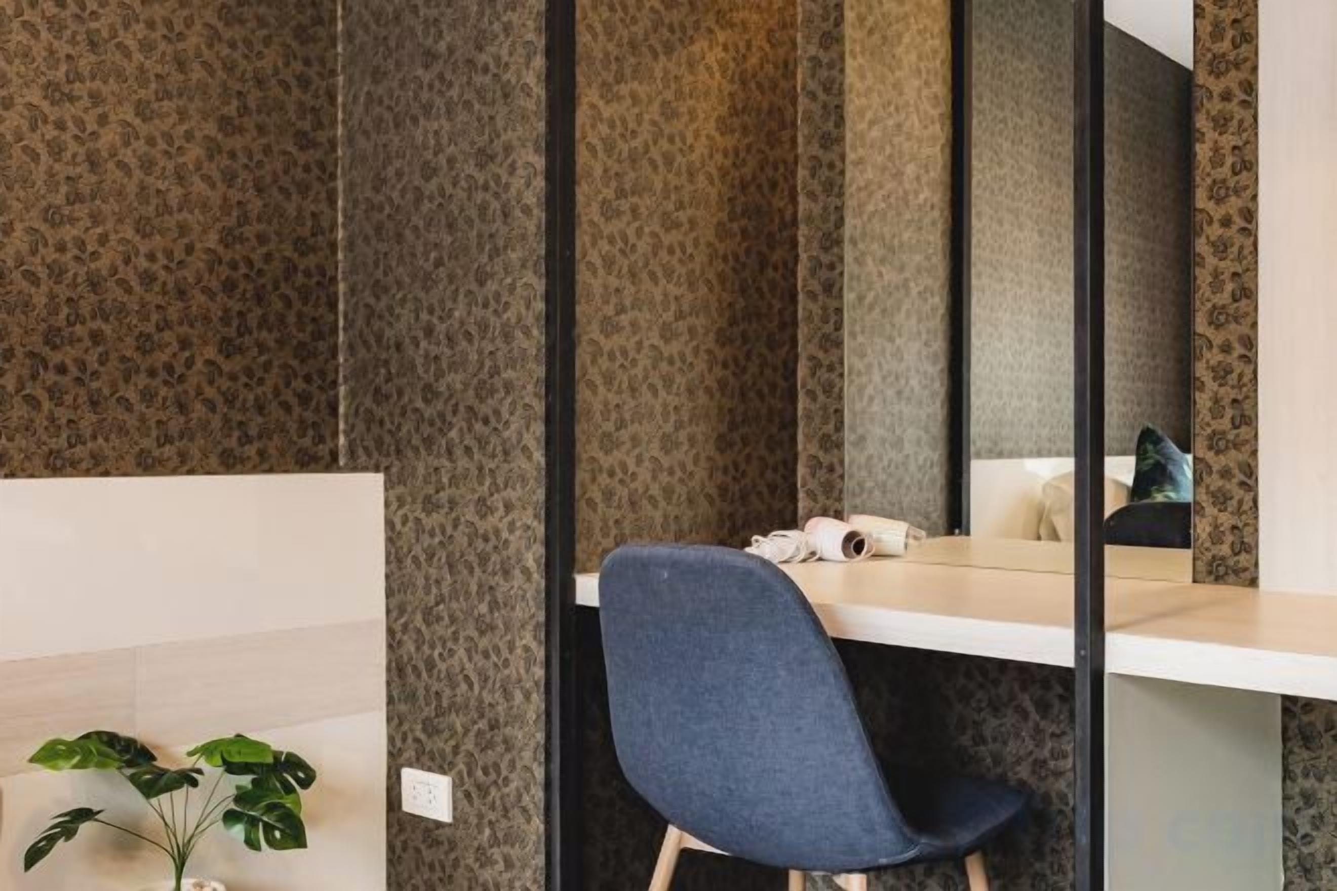 Una habitación moderna con escritorio, silla y planta en maceta.