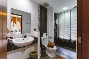 A bathroom with a sink, toilet, and shower. - Baan PromTel , Luxury Villa close to Nimman, Resort Pool, 4BR (Chiang Mai)