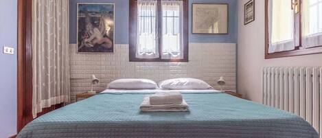 1 slaapkamer, een strijkplank/strijkijzer, gratis wifi, beddengoed