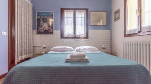 1 chambre, fer et planche à repasser, accès au Wi-Fi (inclus)