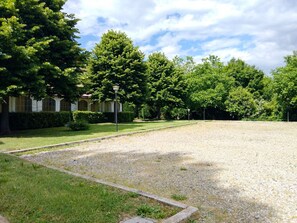 المنطقة المحيطة بالمنشأة