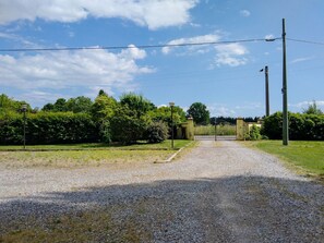 المنطقة المحيطة بالمنشأة