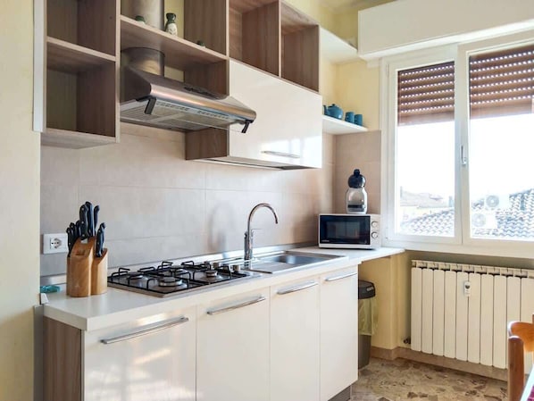 Fridge, microwave, oven, stovetop - Bignardi House room SKY BLUE -Affitti Brevi Italia (Modena)