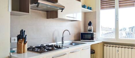 Fridge, oven, coffee/tea maker, cookware/dishes/utensils