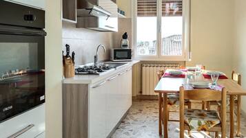 Kylskåp, ugn, kaffe- och tebryggare och grytor/köksredskap