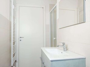 Shower, hair dryer - Bignardi House room SKY BLUE -Affitti Brevi Italia (Modena)