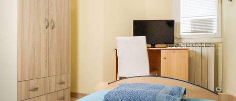 1 slaapkamer, een strijkplank/strijkijzer, gratis wifi, beddengoed