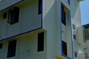 A multi-story building with balconies and windows. - Elephant Coco Homestays Take Off (Thiruvananthapuram)