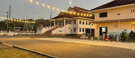 المنشأة من الخارج