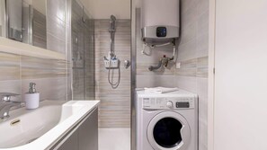 Dusche, kostenlose Toilettenartikel, Haartrockner, Toilettenpapier