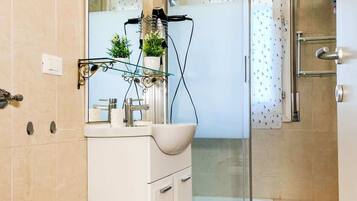 Een douche, gratis toiletartikelen, een haardroger