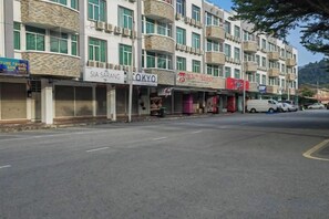 Un carrer amb una filera d'edificis, incloent un hotel anomenat 'SIA SARANG' i una botiga anomenada 'TOKYO'.