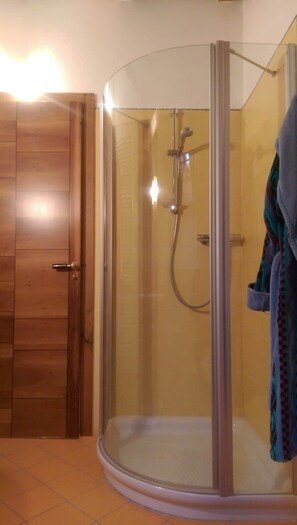 Douche, sèche-cheveux, shampoing