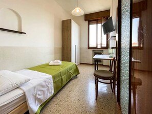 1 slaapkamer, een strijkplank/strijkijzer, gratis wifi, beddengoed