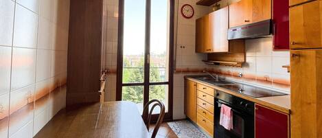 Fridge, cookware/dishes/utensils