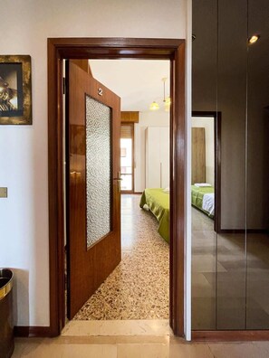 1 slaapkamer, een strijkplank/strijkijzer, gratis wifi, beddengoed