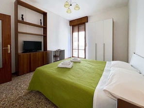 1 chambre, fer et planche à repasser, Wi-Fi gratuit, draps fournis