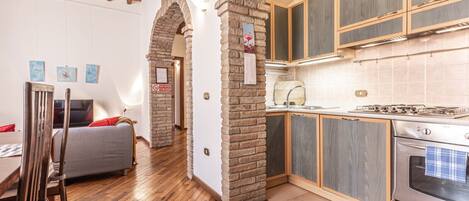 Kjøleskap, mikrobølgeovn, ovn og vannkoker