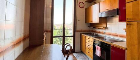 Réfrigérateur, four, plaque de cuisson