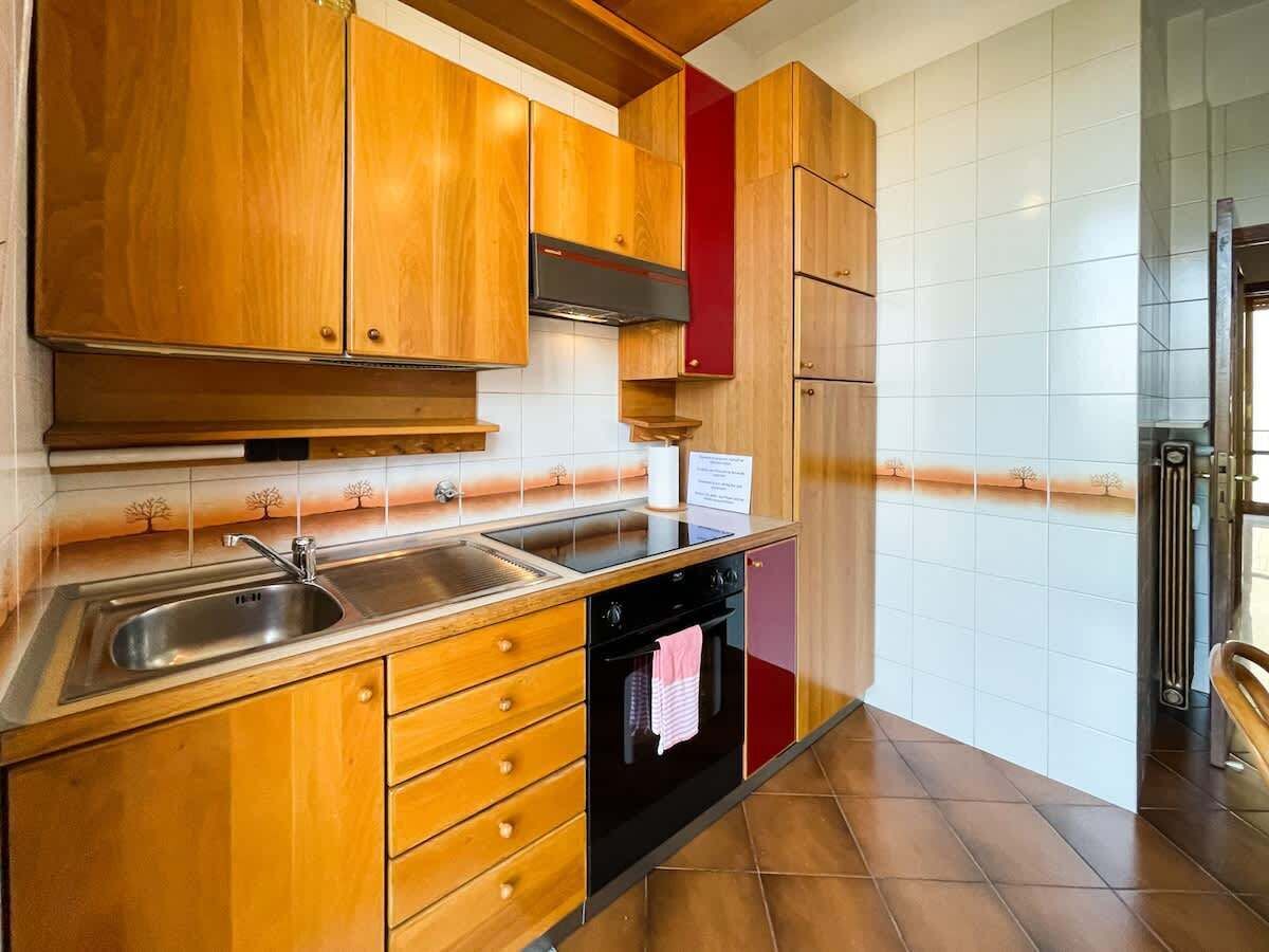 Fridge, oven, stovetop, cookware/dishes/utensils