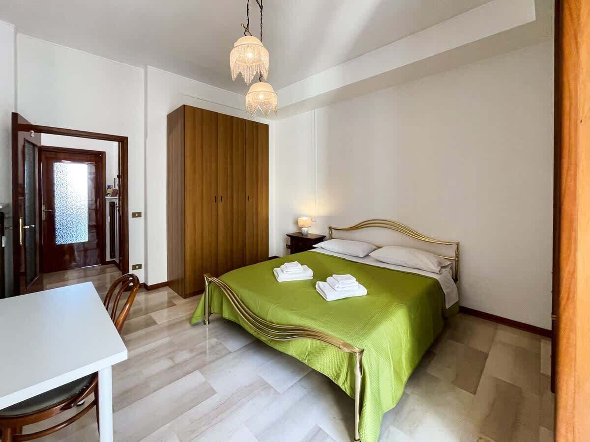 1 slaapkamer, een strijkplank/strijkijzer, gratis wifi, beddengoed