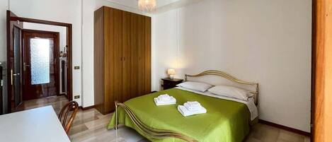 1 slaapkamer, een strijkplank/strijkijzer, gratis wifi, beddengoed