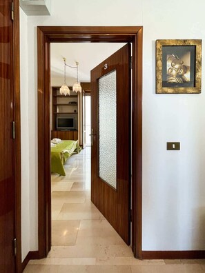 1 slaapkamer, een strijkplank/strijkijzer, gratis wifi, beddengoed