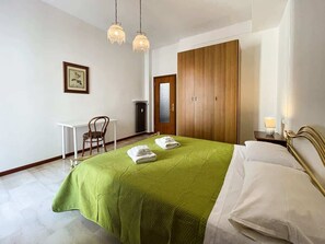 1 slaapkamer, een strijkplank/strijkijzer, gratis wifi, beddengoed