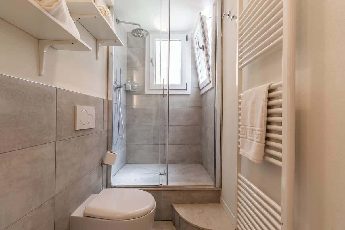 Douche, articles de toilette gratuits, sèche-cheveux