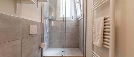Dusche, kostenlose Toilettenartikel, Haartrockner, Shampoo