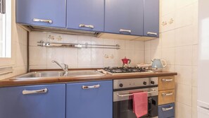 Réfrigérateur, four, plaque de cuisson, cafetière/bouilloire