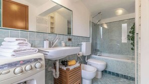 シャワー、バスアメニティ (無料)、ヘアドライヤー、トイレットペーパー