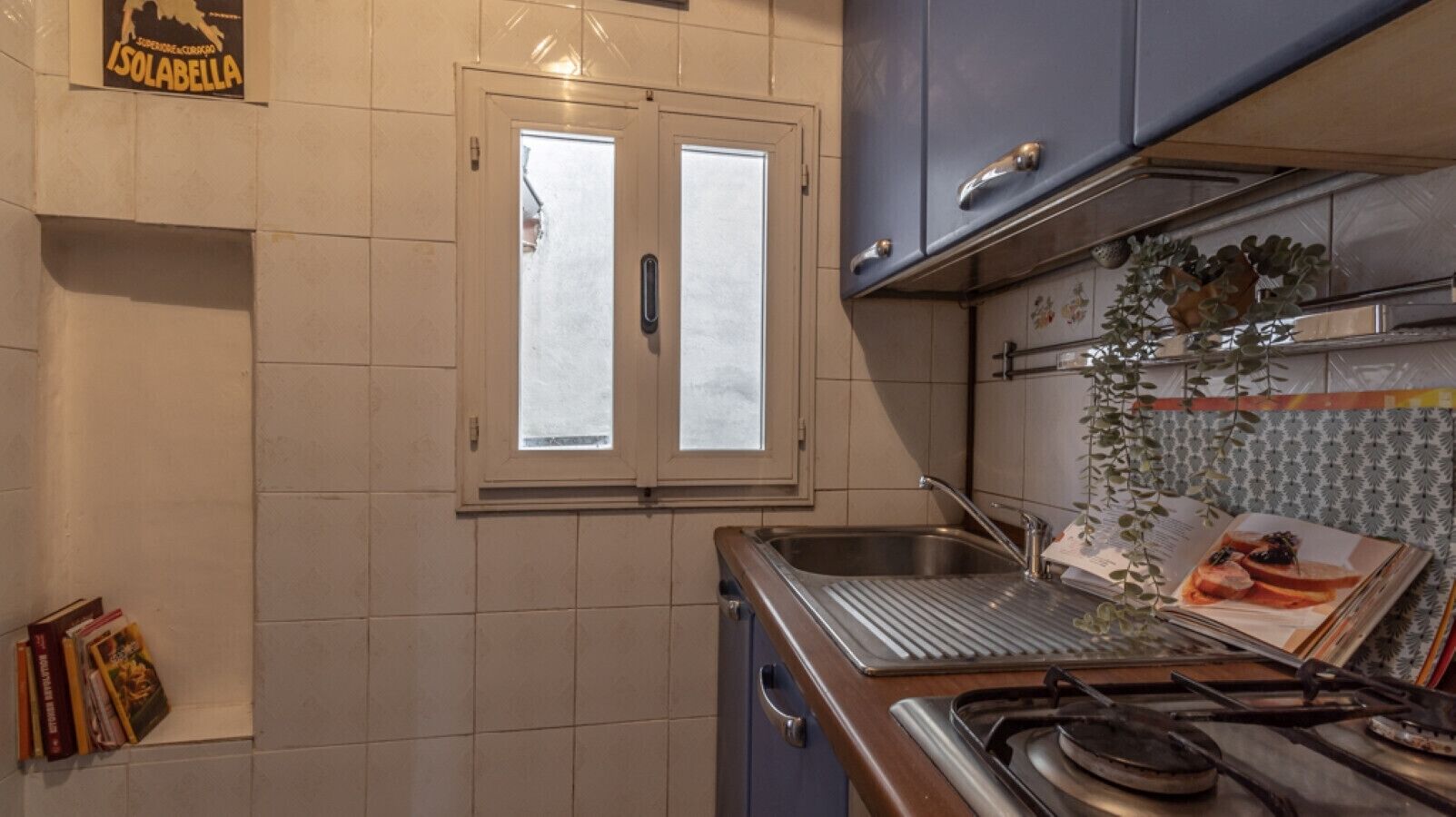 Kühlschrank, Ofen, Wasserkocher mit Kaffee-/Teezubehör