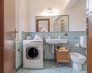 シャワー、バスアメニティ (無料)、ヘアドライヤー、トイレットペーパー