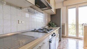 Een koelkast, een magnetron, een oven, een kookplaat