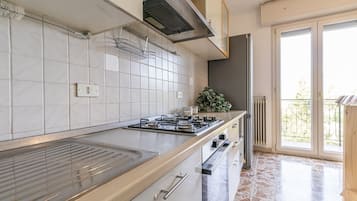 Kühlschrank, Mikrowelle, Ofen, Wasserkocher mit Kaffee-/Teezubehör