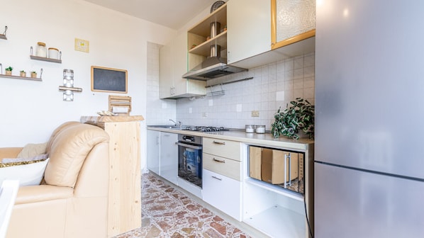 Fridge, microwave, oven, coffee/tea maker