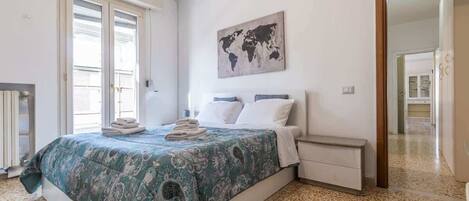 1 slaapkamer, een strijkplank/strijkijzer, gratis wifi, beddengoed