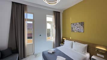 Standard háromágyas szoba, erkély, kilátással a városra | Széf a szobában, sötétítőfüggöny, hangszigetelés és vasaló/vasalódeszka