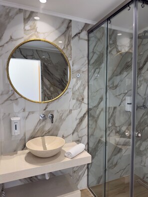 Dusche, Haartrockner, Handtücher, Seife