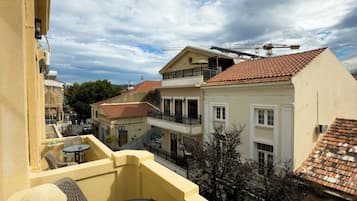 Basic szoba kétszemélyes ággyal, erkély, kilátással a városra | Erkély