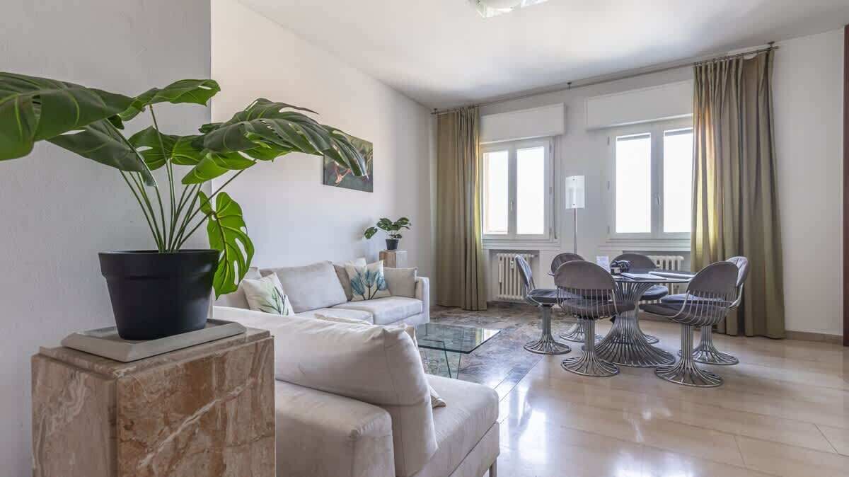 Een televisie en een kantoor